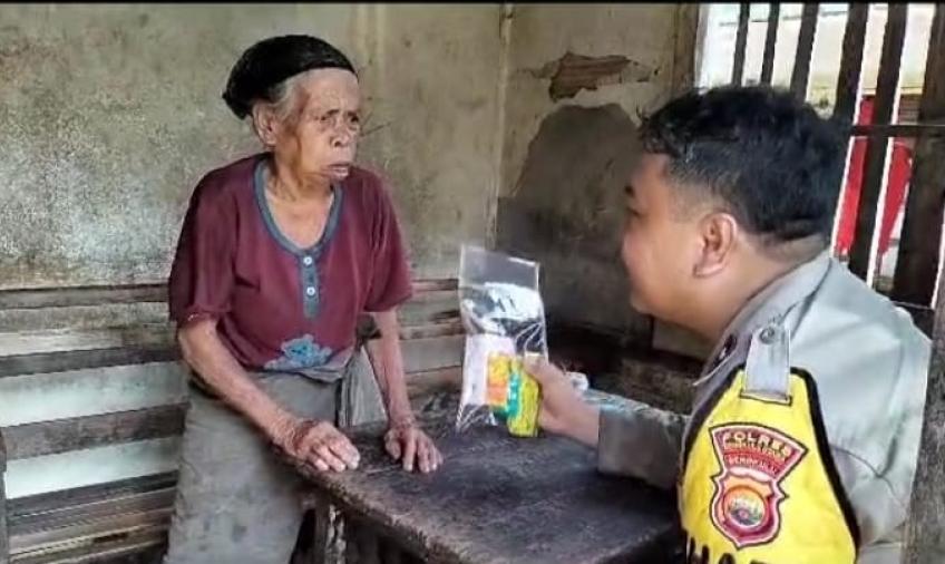 Sambut HUT Bhayangkara ke-77, Personel Polsek Air Besi Laksankan Bakti Kesehatan 