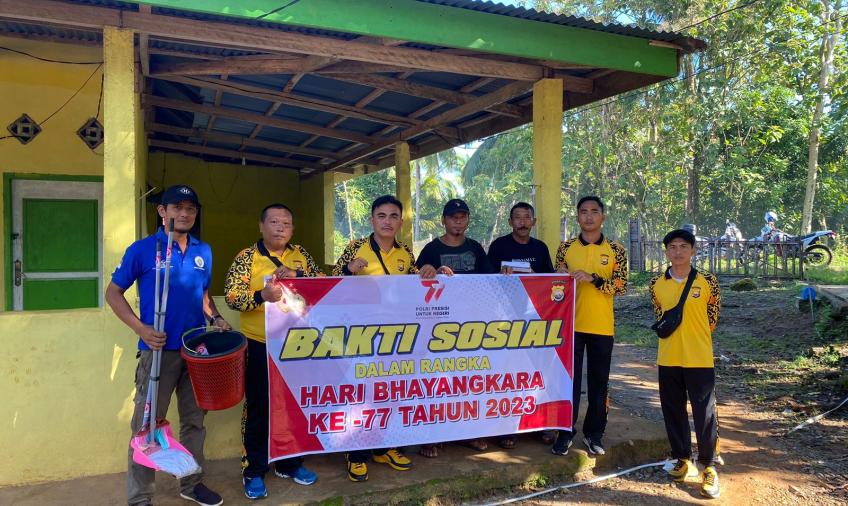 Sambut Hari Bhayangkara ke-77, Polres Kaur Laksanakan Kegiatan Bakti Sosial Membersihkan Tempat Ibadah 