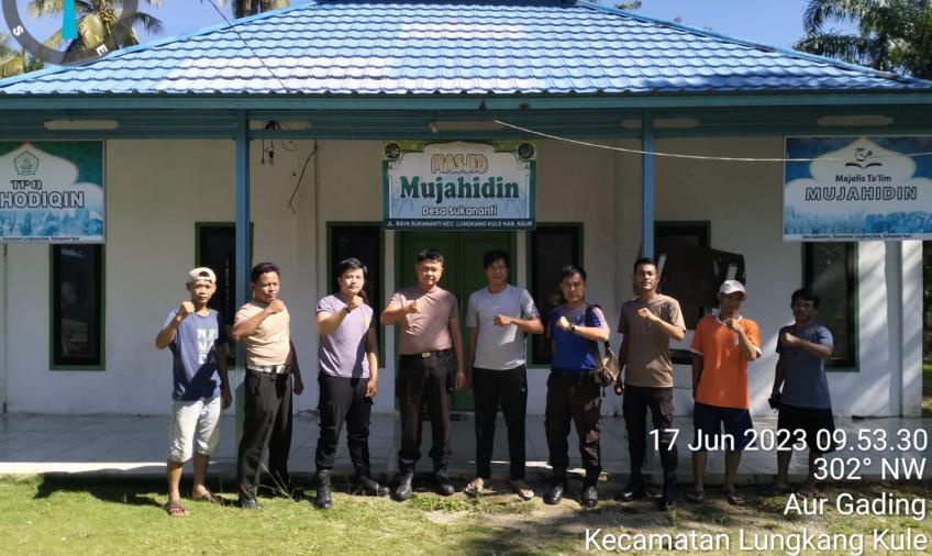 Peringati HUT Bhayangkara ke-77, Polsek Padang Guci Hulu Bakti Sosial Membersihkan Tempat Ibadah