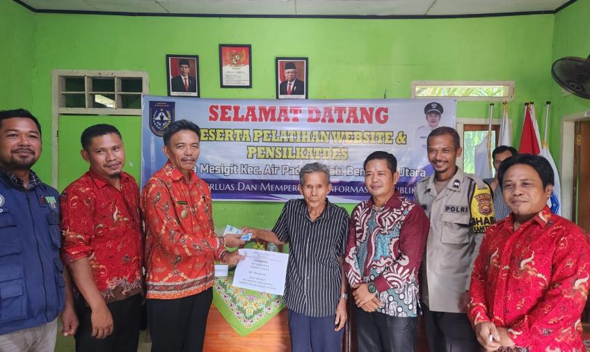 Awasi Penggunaan DD, Bhabinkamtibmas Polsek Lais Hadiri Pendistribusian BLT