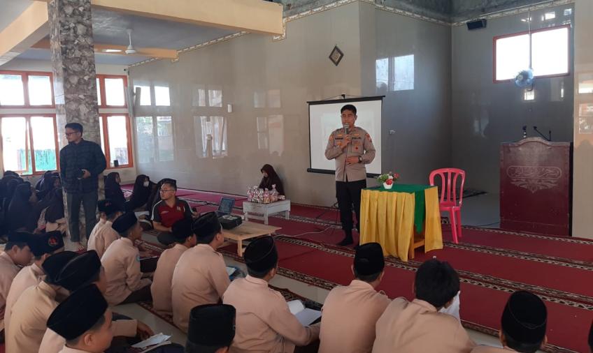 Polsek Curup Gelar Sosialisasi Bahaya Narkoba di SMP IT Rabbi Radhiyya 