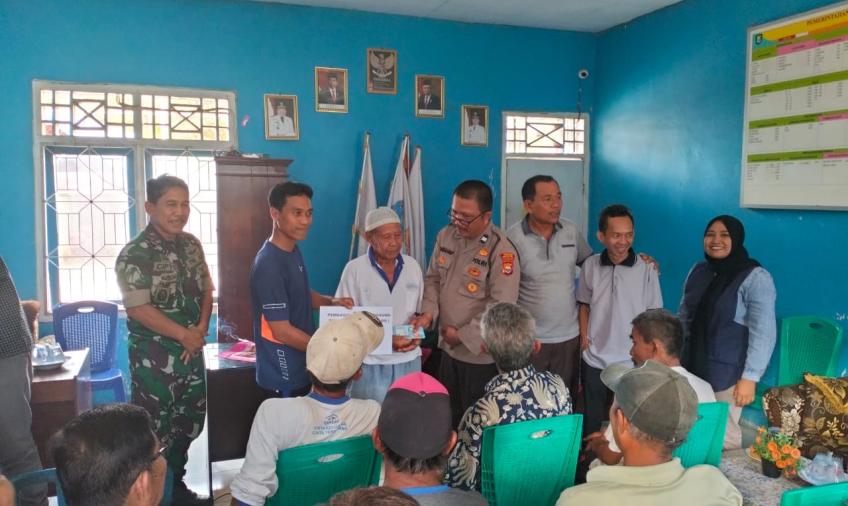 Polsek Lais Awasi Desa Kalbang Salurkan BLT