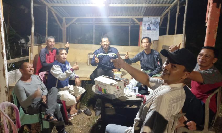Ajak Warga Tingkatkan Kemamanan, Bhabinkamtibmas Ratu Agung Sambangi Pos Kamling