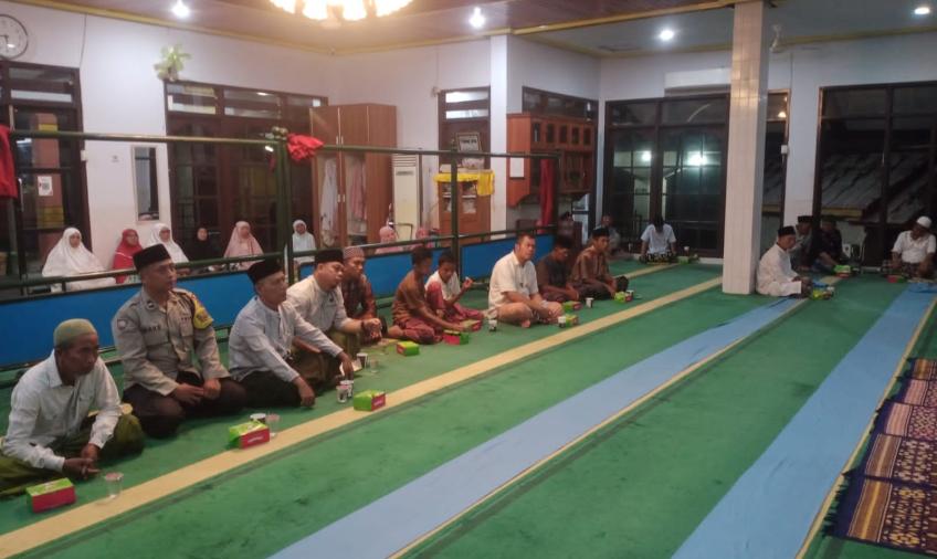 Bhabinkamtibmas Polsek Teluk Segara Laksanakan Patroli dan Salat Subuh Berjamaah di Masjid Baitul Hamdi