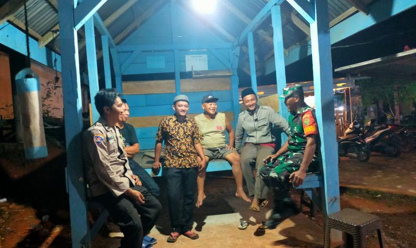 Jaga Kamtibmas, Bhabinkamtibmas Lakukan Pemantauan ke Pos Ronda di Desa Binaan