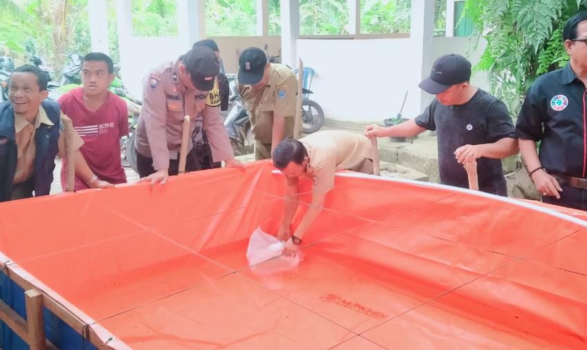 Polsek Batik Nau Awasi, Serah Terima Bibit Ikan Lele untuk Masyarakat 