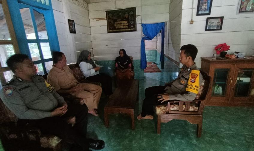 Bhabinkamtibmas Polsek Batiknau, Dampingi Tim Dokter Jelaskan Hasil Visum Korban Meninggal Dikebun