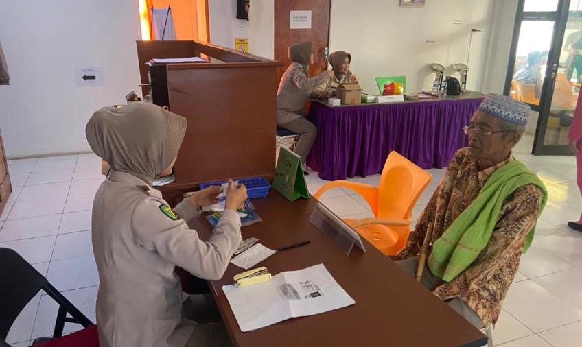 Dalam Rangka HUT Bhayangkara Ke-77 Polres Kaur, Gelar Kegiatan Pengobatan Gratis dan Vaksinasi Ke-4 
