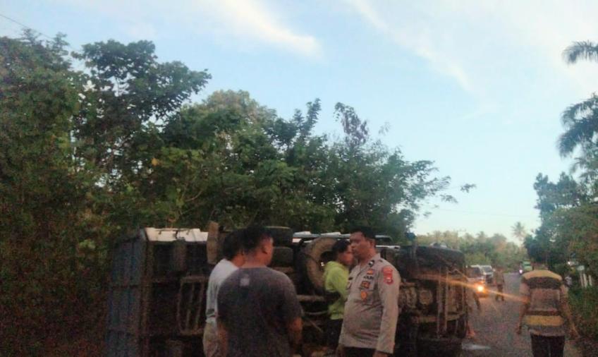 Quick Respon, Polsek Lais Bantu Evakuasi Truk Terguling.