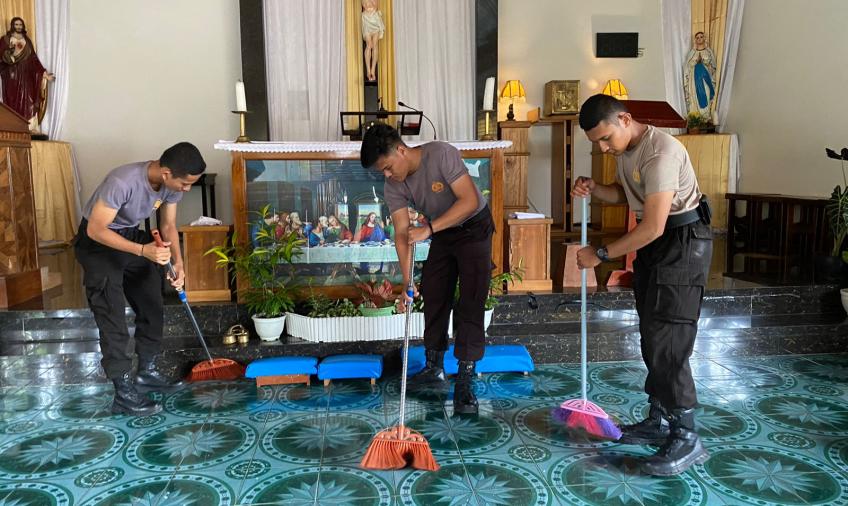 Sambut HUT Bhayangkara Ke 77, KBO Sat Samapta Polres BS Pimpin Kerja Bakti di Gereja Santo Petrus 