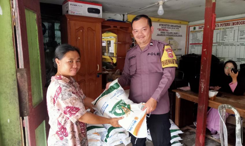 https://www.lensabengkulu.com/bhabinkamtibmas-polsek-rimbo-pengadang-hadiri-pembagian-beras-di-desa-talang-baru-i