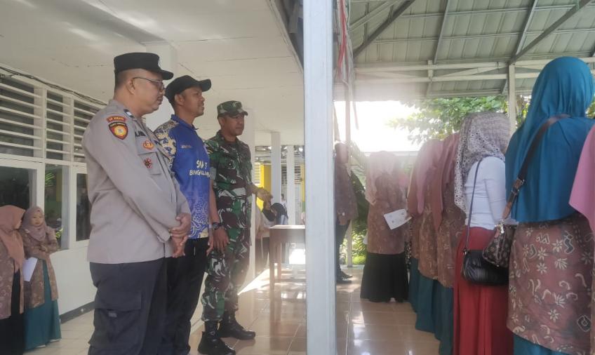 Polsek Lais Monitoring Pembagian Raport di SMAN 3 Bengkulu Utara 