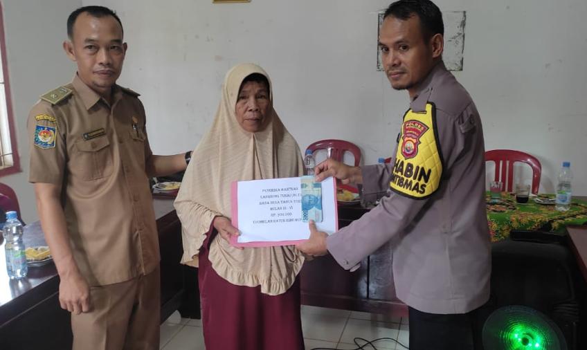 Bhabinkamtibmas Polsek Padang Jaya Lakukan Pengawasan Dalam Penyaluran BLT-DD di Desa Talang Tua