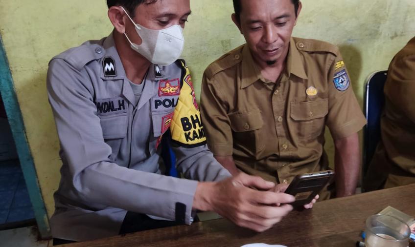 Bhabinkamtibmas Polsek Air Besi Sosialisasikan Aplikasi Polri Super APP 