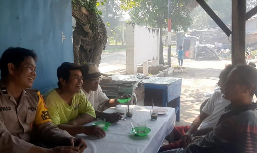 Patroli dengan Nelayan, Bhabinkamtibmas Ingatkan Keselamatan Saat Melaut