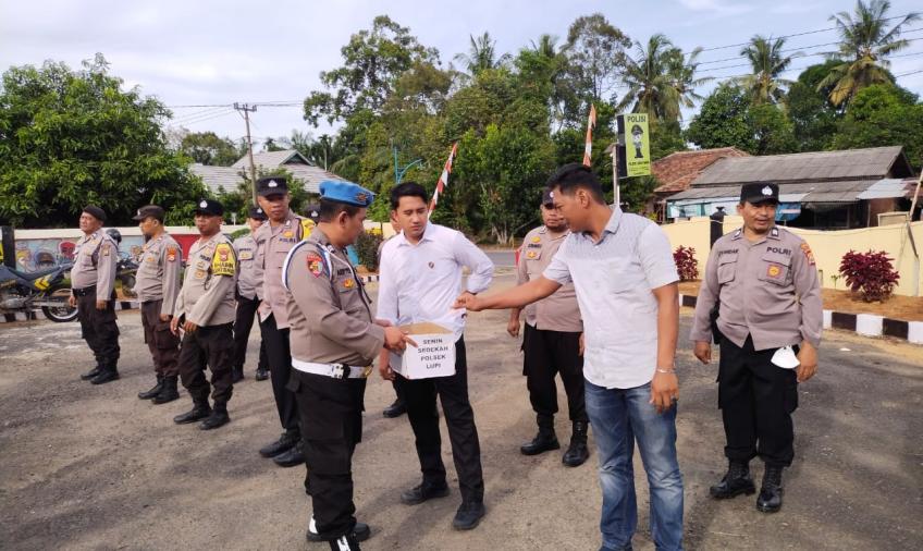 Sedekah Senin, Polsek Lubuk Pinang Salurkan Bantuan Kepada Warga yang Sakit