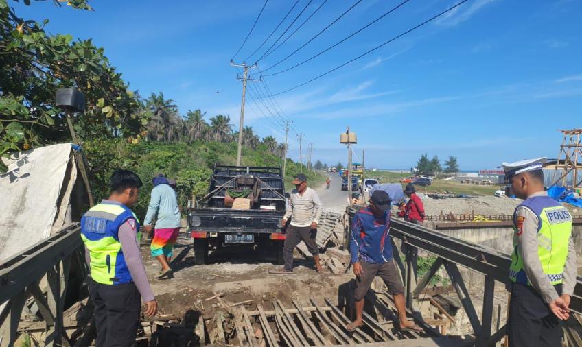 Perbaikan Jembatan Abrasi, Sat Lantas Polres Mukomuko dan Polsek Mukomuko Utara Tutup Arus Lalin 