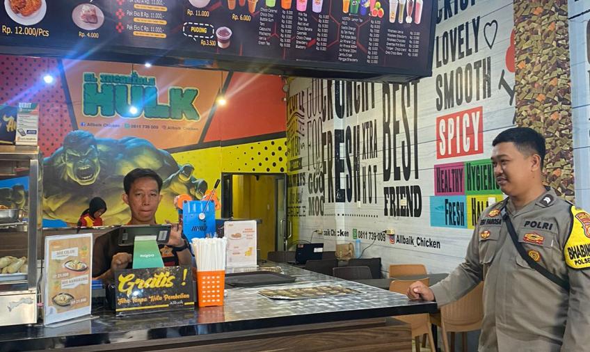 Sambangi Penjaga Albaik Resto, Bhabinkamtibmas Polsek Kota Manna Sampaikan Imbauan 