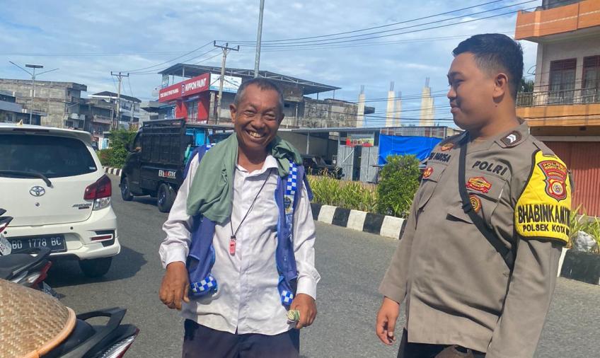 Bhabinkamtibmas Berikan Imbauan Kepada Petugas Parkir 