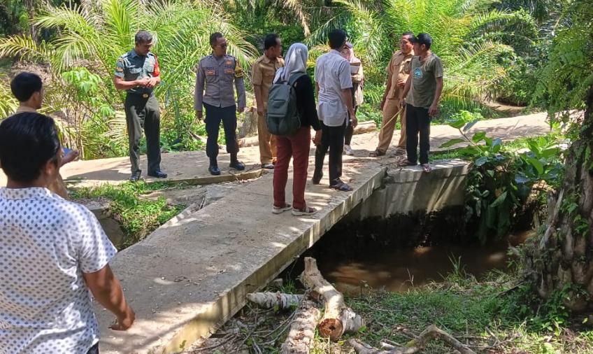 Kapolsek Pino Raya dan Bhabinkamtibmas Hadiri Sertifikasi Pembangunan Rabat Beton Desa Bandung Ayu  