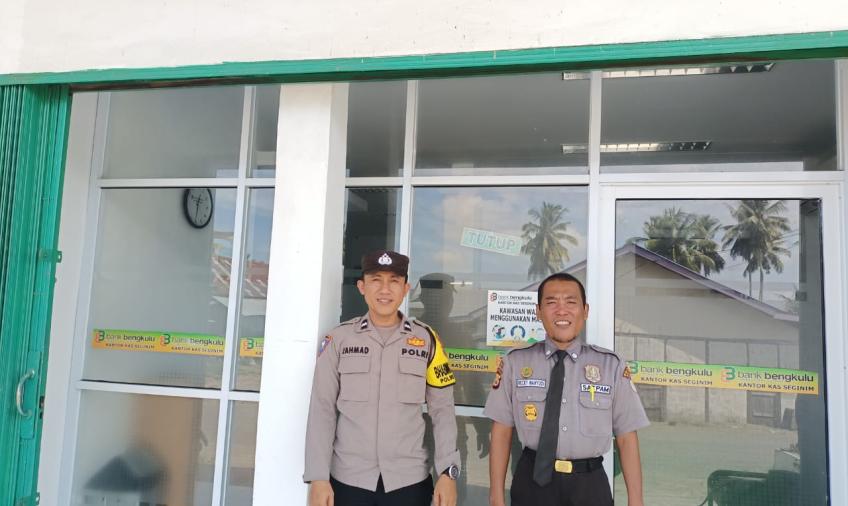 Sambang Dialogis, Bhabinkamtibmas Sampaikan Imbaian Kepada Security Bank Bengkulu Kelurahan Pasar Baru 