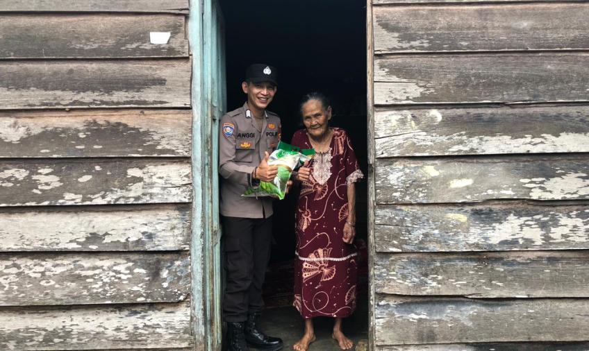 Polsek Kaur Berbagi Beras kepada Warga Kurang Mampu di Desa Gunung Kaya 
