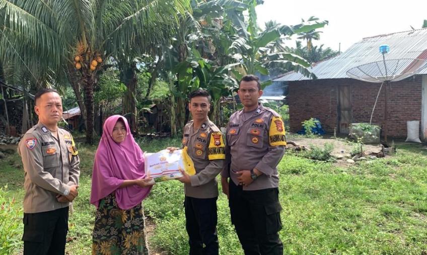 Bakti Sosial, Polsek tanjung Kemuning Bagikan Beras Kepada Warga Kurang Mampu 