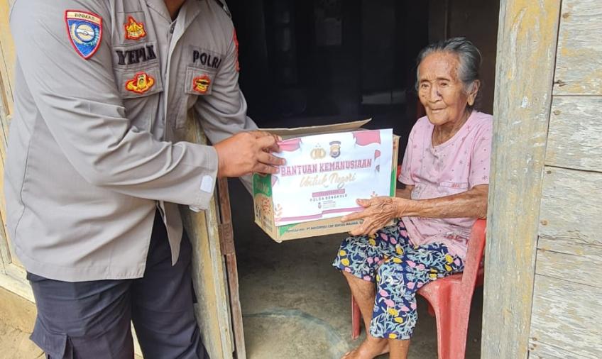 Terima Bantuan Dari Polsek Padang Guci Hulu, Haryati Ucapkan Terimakasih 