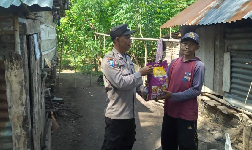 Peduli Kepada Warga Kurang Mampu, Polsek Kaur Selatan Berikan Bantuan Beras