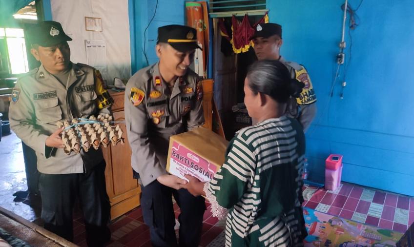 Baksos Dalam Rangka Hari Bhayangkara ke 77, Polsek Giri Mulya Salurkan Sembako
