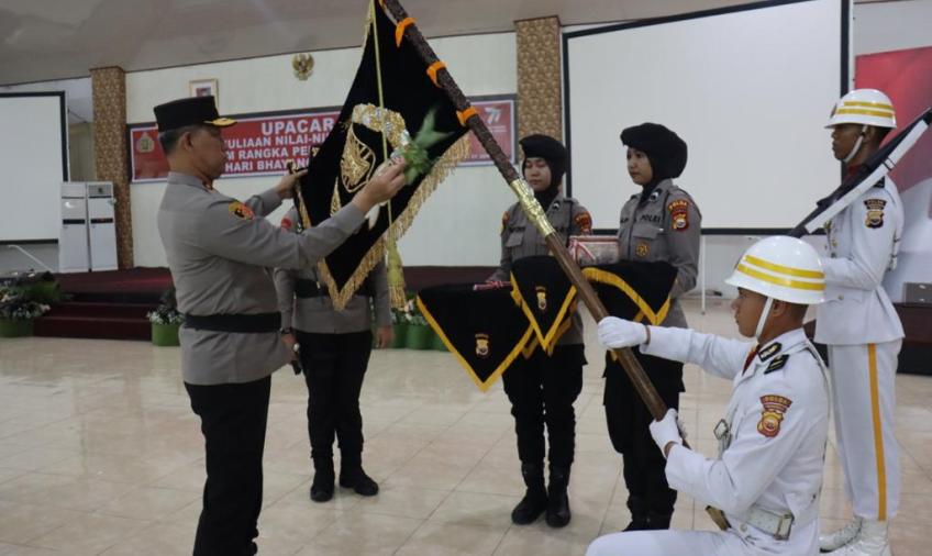 Menuju Hari Bhayangkara Ke-77, Kapolda Bengkulu Bengkulu Pimpin Tradisi Cuci Pataka