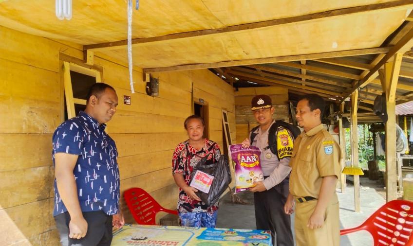Bhabinkamtibmas Polsek Ketahun Bagikan Bansos Untuk Warga Binaanya