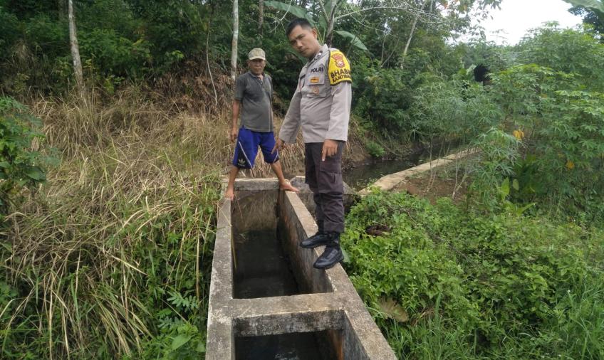 Dukung Ketahanan Pangan, Bhabinkamtibmas Cek Saluran Irigasi