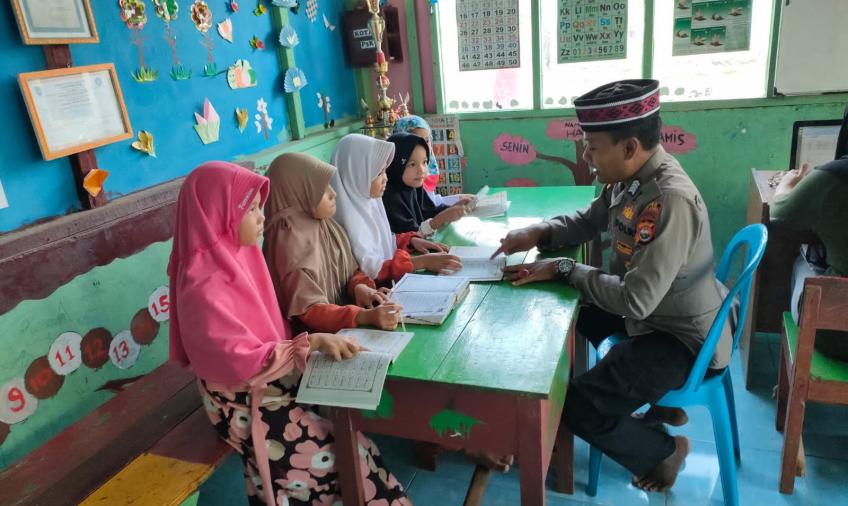 Kanit Binmas Polsek Lais Mengajar Ngaji
