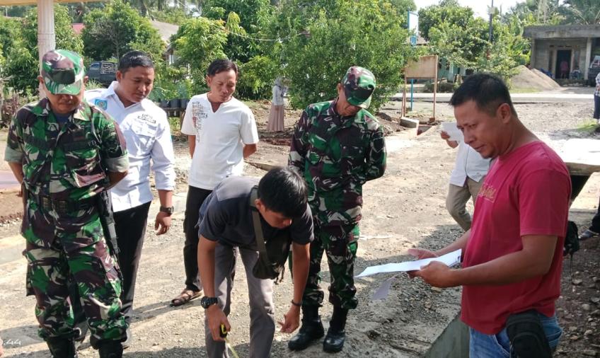 Bhabinkamtibmas Polsek Manna, Hadiri Sertifikasi Serah Terima Hasil Pengerjaan Siring Pasang di Desa Tumbuk Tebing   