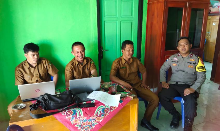 Sambangi Pemdes, Bhabinkamtibmas Ajak Perangkat Desa Muara Tiga Jaga Kamtibmas 