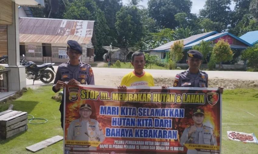 Anggota Polsek Enggano Sosialisasi Cegah Karhutla Kepada masyarakat