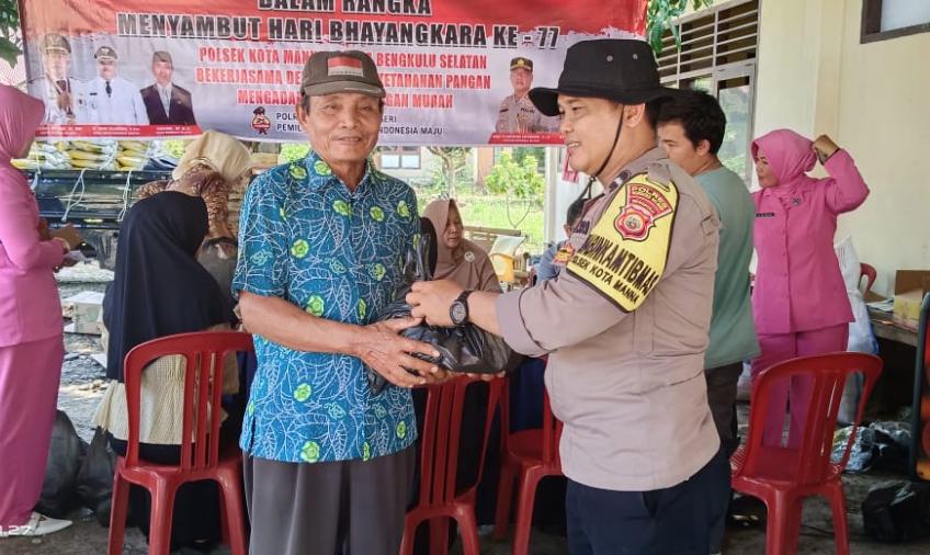 Sambut Hari Bhayangkara Ke-77,  Bengkulu Selatan, - Polsek Kota Manna Polres Bengkulu Selatan Polda Bengkulu, menggelar pangan murah bersama Dinas Ketahanan Pangan kabupaten Bengkulu Selatan, dalam rangka menyambut hari BhayanGelar Pangan Murah dan Bansos