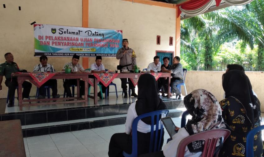 Bhabinkamtibmas Polsek Manna, Hadiri Seleksi Penjaringan Calon Perangkat Desa Tanjung Aur 