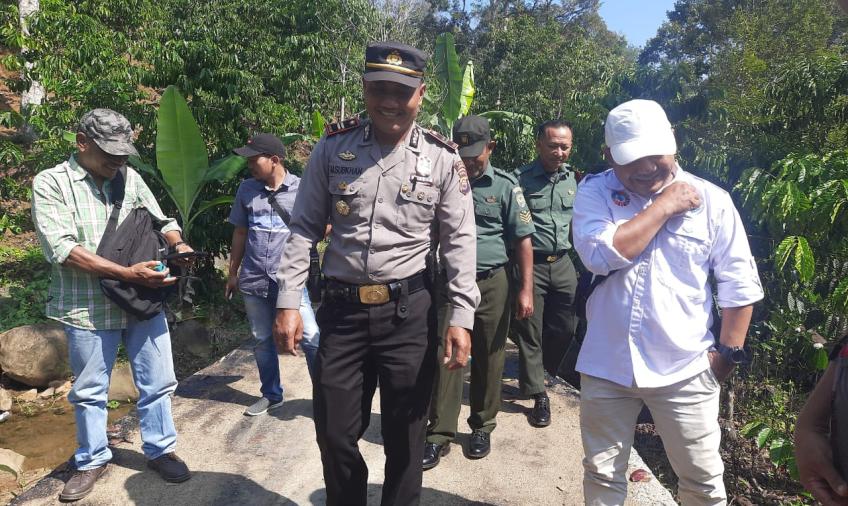 Kapolsek Lebong Utara dan Bhabinkamtibmas Monitoring dan Evaluasi Penggunaan DD