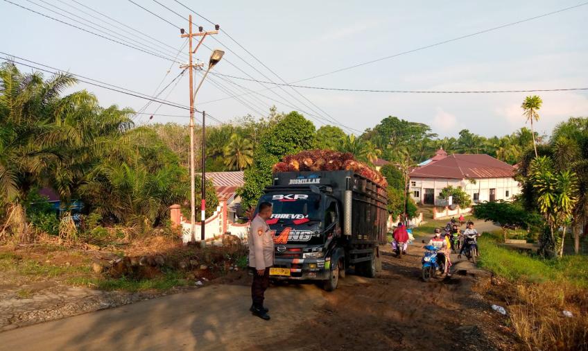 Personel Polsek Padang Jaya, Bantu Pengamanan Lalin Truk yang Mengalami Kerusakan 