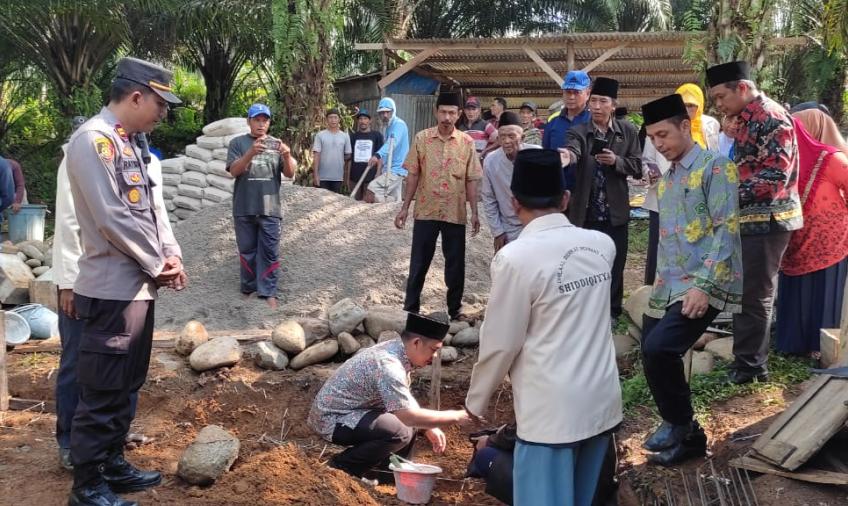 Kapolsek Padang Jaya, Hadiri Peletakan Batu Pertama Pembangunan Rumah Layak Huni di Desa Tambak Rejo