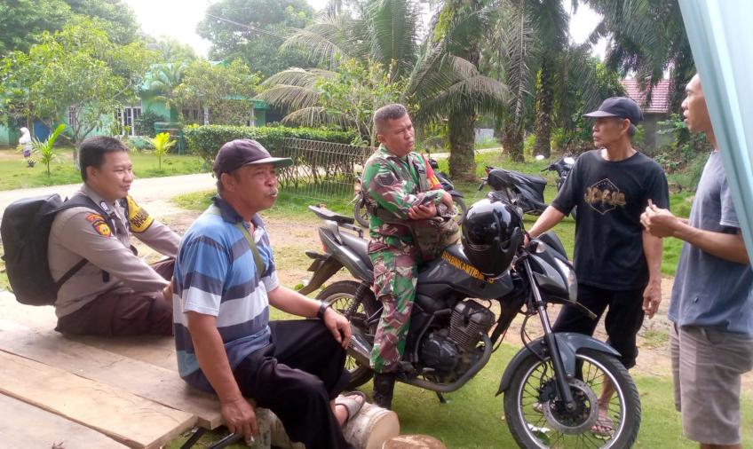 Bhabinkamtibmas Polsek Selebar Ikuti Kegitan Gotong Royong Bersama Warga