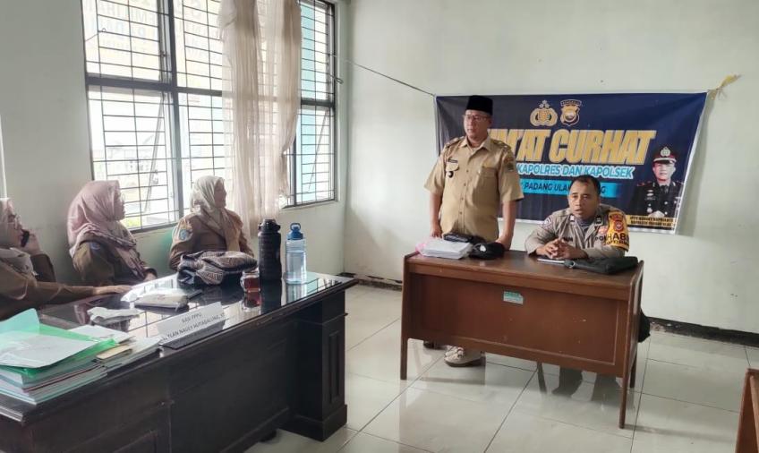 Bhabinkamtibmas Polsek Padang Ulak Tanding Gelar Jumat Curhat Bersama Warga