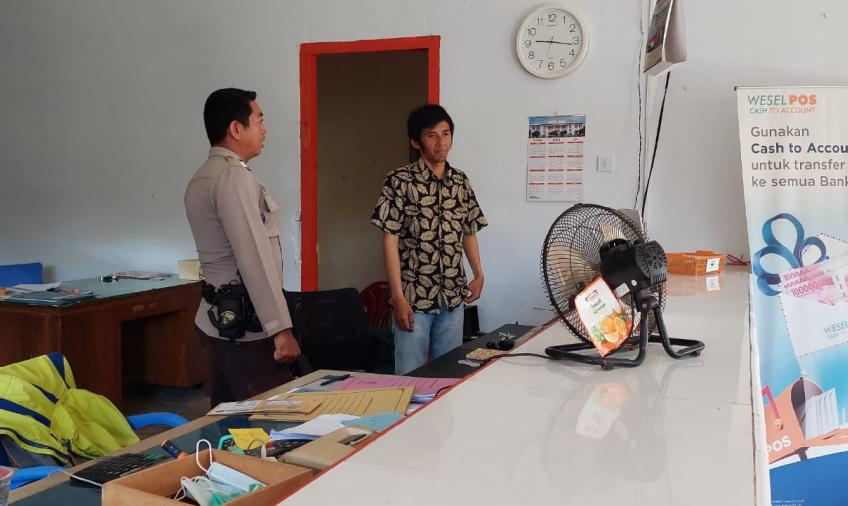 Bhabinkamtibmas Polsek Pino Sambang Dialogis Ke Kantor Pos Berikan Imbauan 