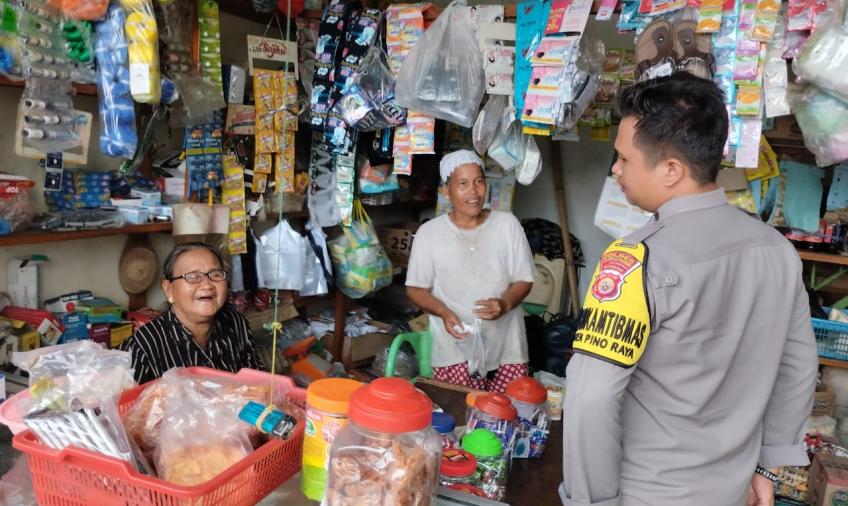 Bhabinkamtibmas Sambang Monitoring Perkembangan Stok dan Harga Sembako 