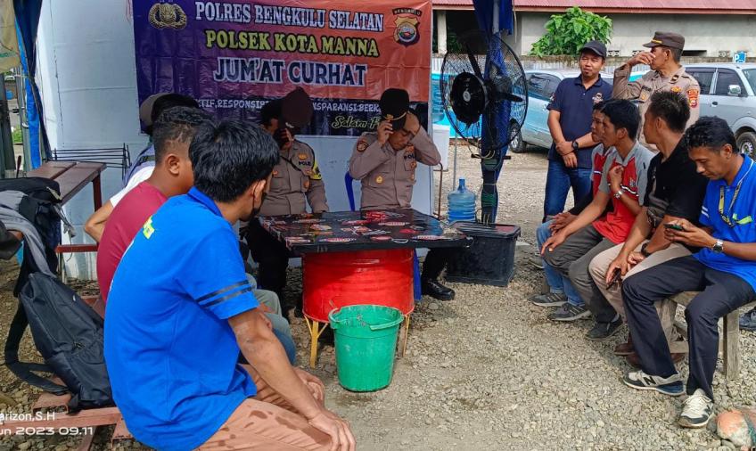 Polsek Kota Manna Gelar Jumat Curhat Bersama Karyawan PT Wing 