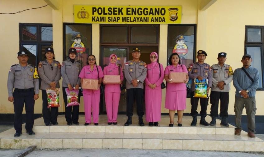 Peringati Hari Bhayangkara ke-77, Polsek Enggano Bersama Bhayangkari Bagikan Bansos dengan Warga Kurang Mampu