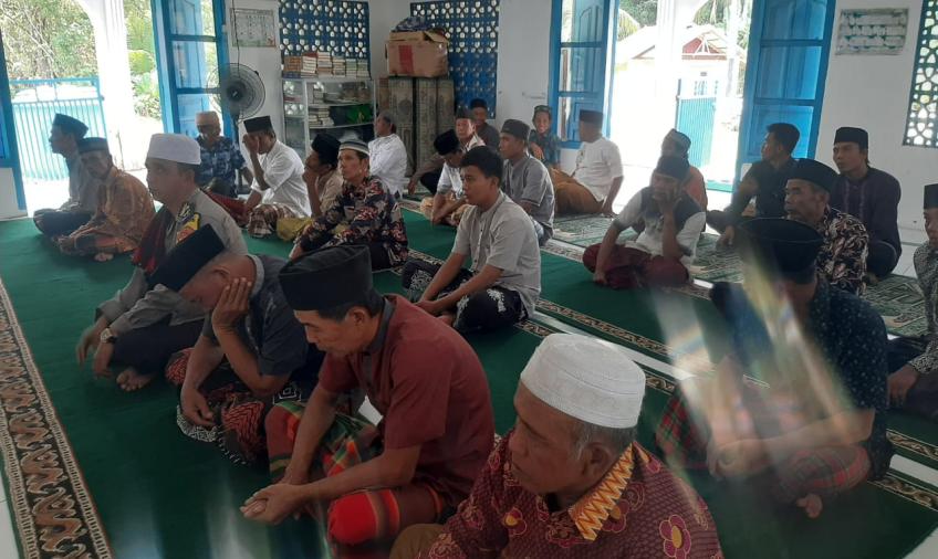 Bhabinkamtibmas Polsek Enggano Isi Khutbah Jumat di Masjid Al Iqrok Desa Meok