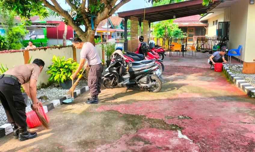 Sabtu Bersih, Polsek Kaur Selatan Gelar Kebersihan Seputaran Mako